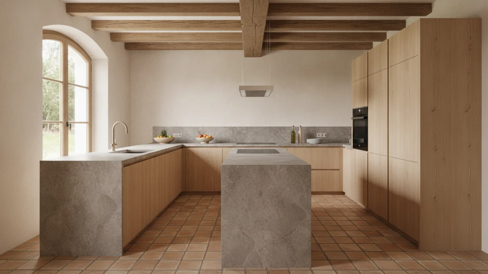 Rénovation cuisine terminée avec meubles en bois clair et poutres apparentes